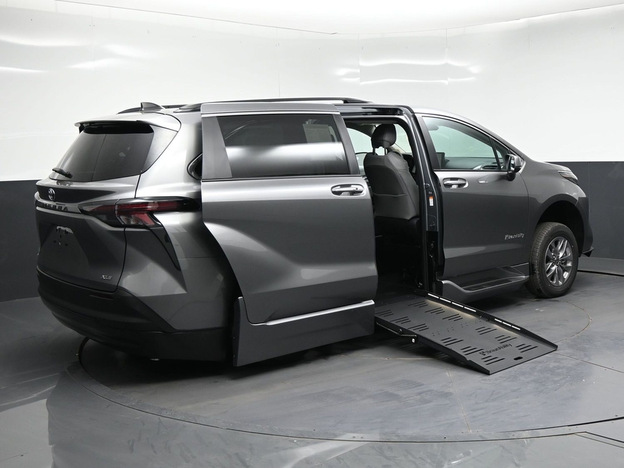 New 2026 Toyota Sienna Hybrid XLE Add - BraunAbility Side Entry Fold Out Automatic Ramp