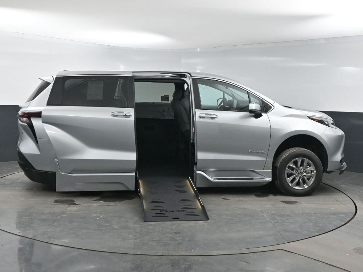 2025 TOYOTA SIENNA - Image 5