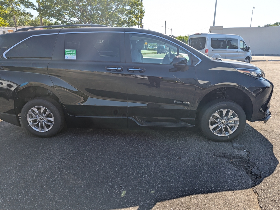 Black Toyota Sienna image number 2