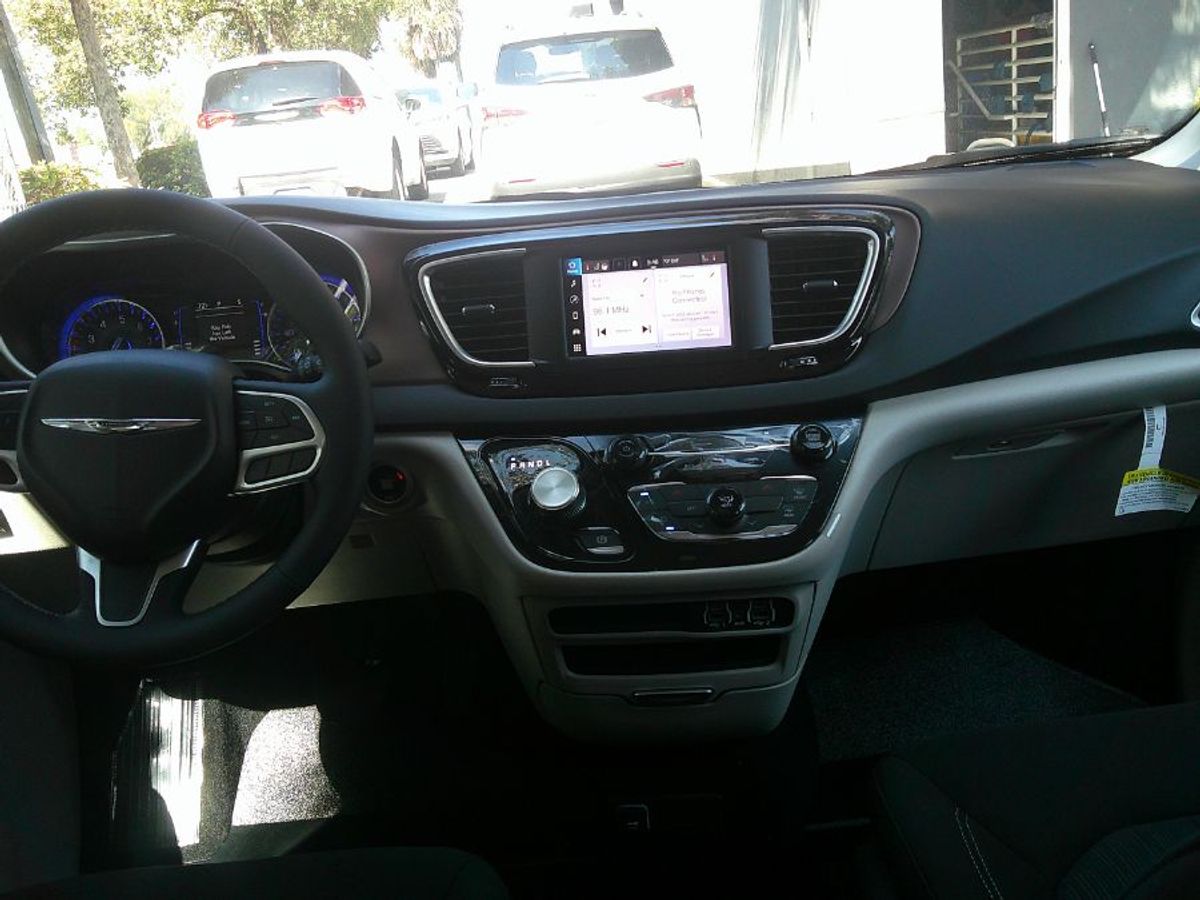 2024 CHRYSLER VOYAGER - Image 13