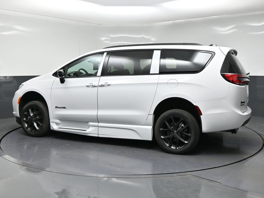 New 2026 Chrysler Pacifica Select Sport - BraunAbility Side Entry In Floor Automatic Ramp