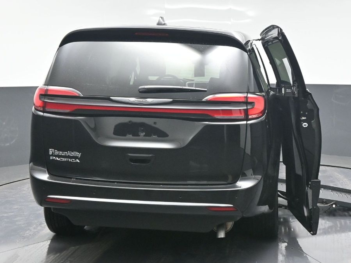 Black Chrysler Pacifica image number 3