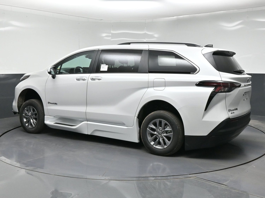 2026 Toyota Sienna XLE - Photo 7