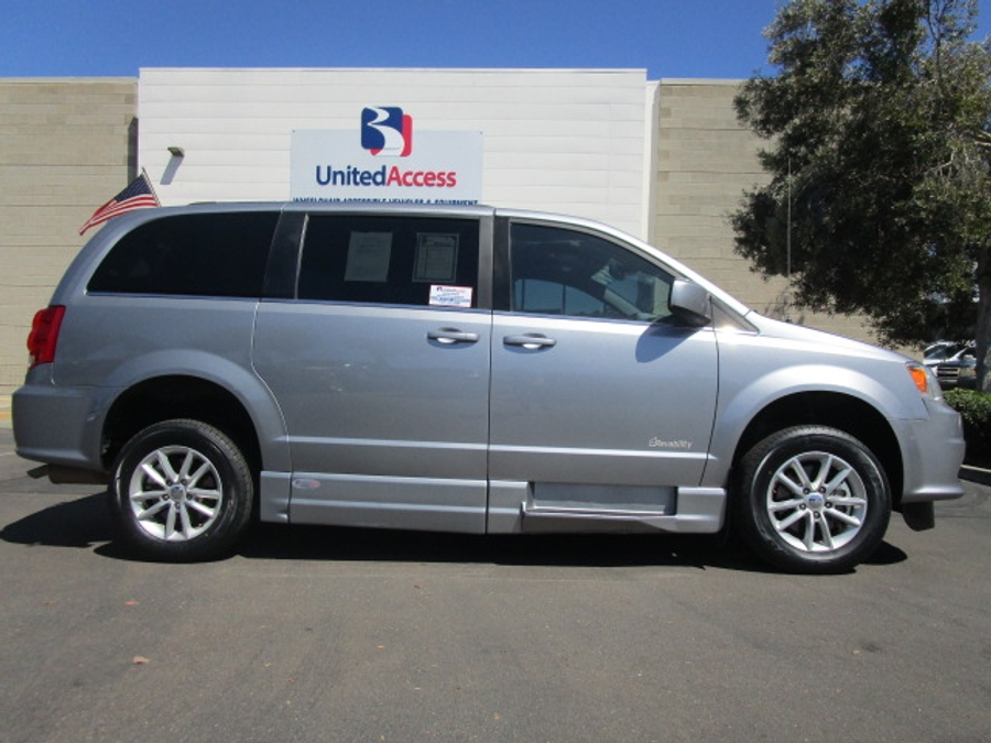 Used 2019 Dodge Grand Caravan SXT - Revability Side Entry Entry Fold Out Automatic Ramp