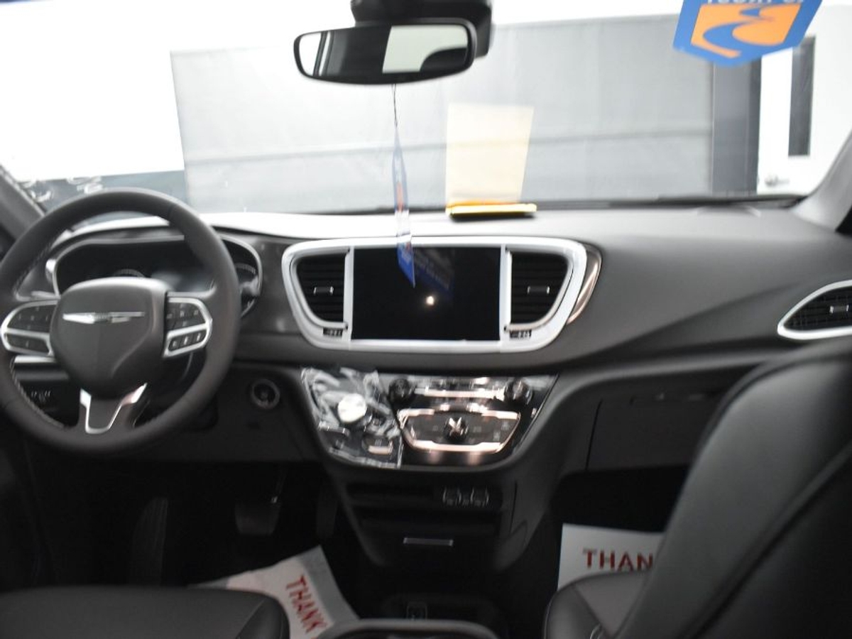 2025 CHRYSLER VOYAGER - Image 13