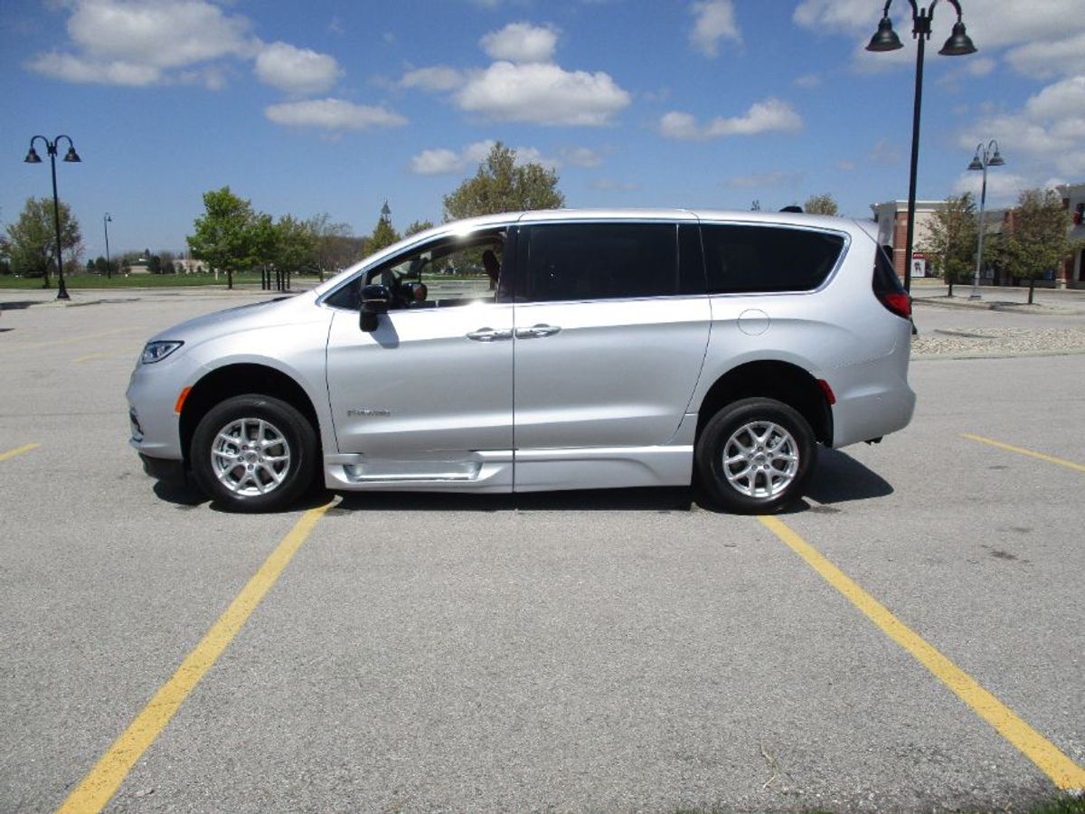 Silver Chrysler Pacifica image number 3