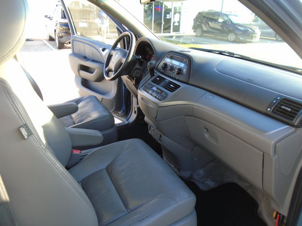 Blue Honda Odyssey image number 2