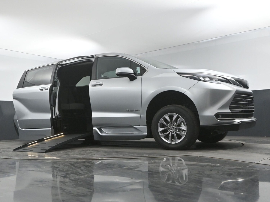 New 2025 Toyota Sienna Hybrid XLE Plus - BraunAbility Side Entry Entry Fold Out Automatic Ramp