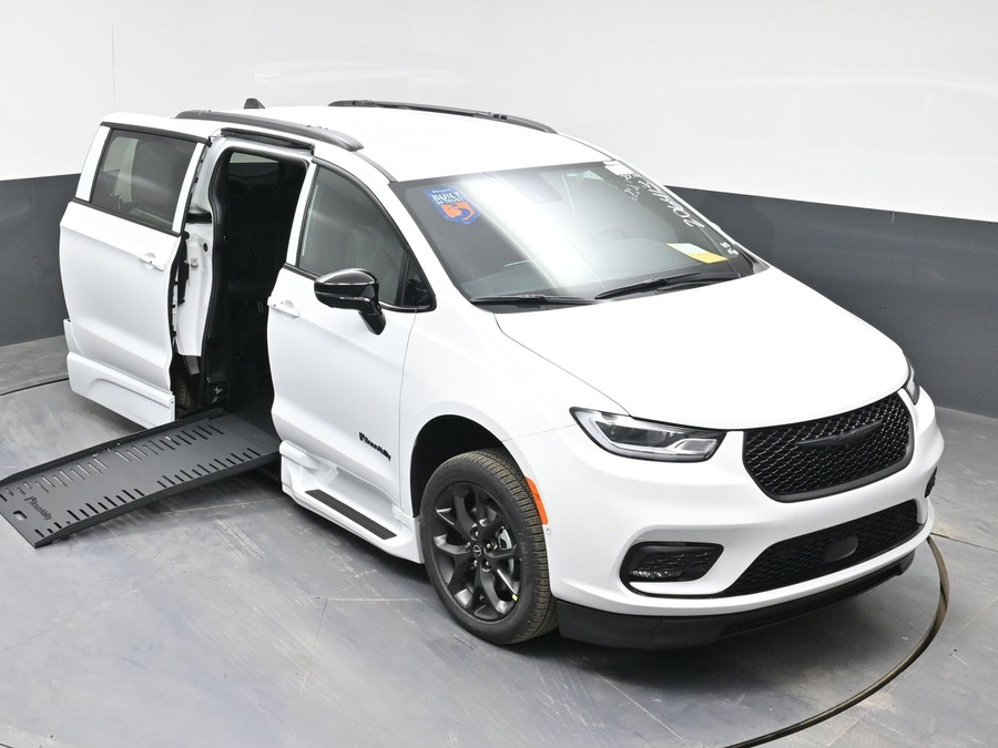 New 2026 Chrysler Pacifica Select Sport - BraunAbility Side Entry Entry Fold Out Automatic Ramp