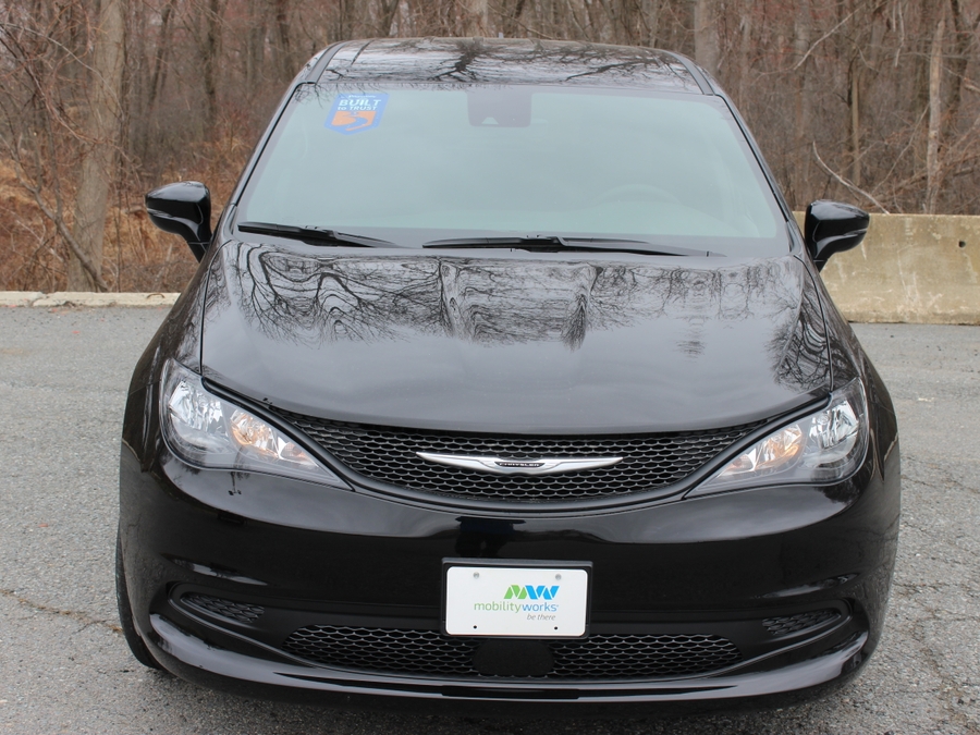 Black Chrysler Voyager image number 1