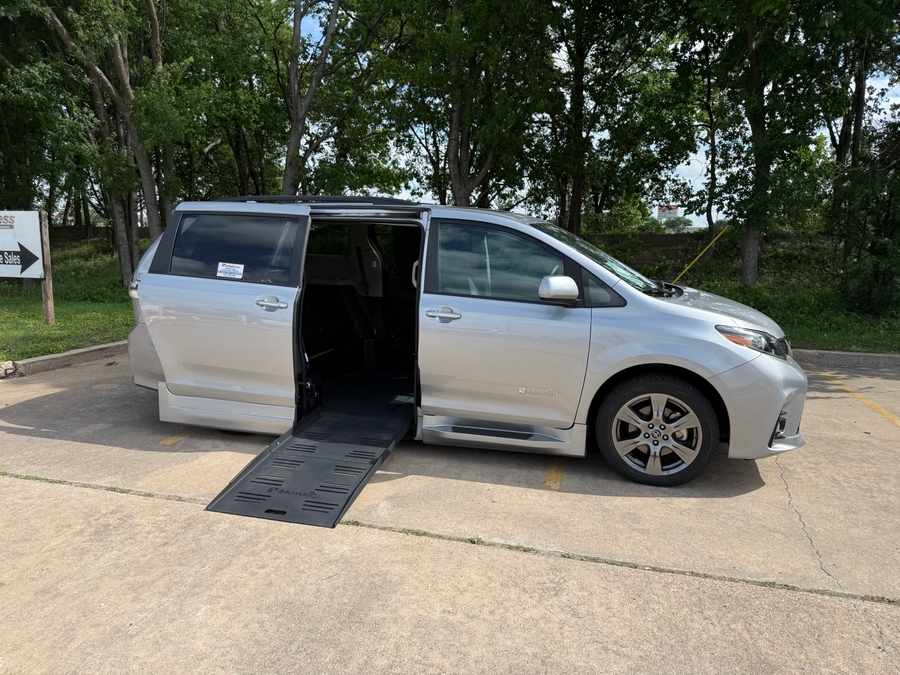Used 2018 Toyota Sienna SE - BraunAbility Side Entry Entry Fold Out Automatic Ramp