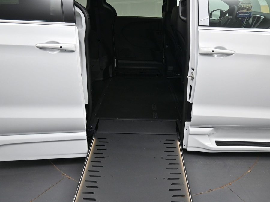 White Chrysler Pacifica image number 9