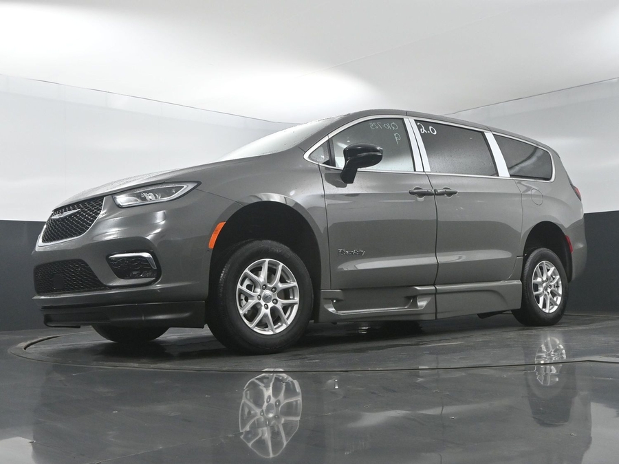 New 2025 Chrysler Pacifica Select Safety - BraunAbility Side Entry Entry In Floor Automatic Ramp