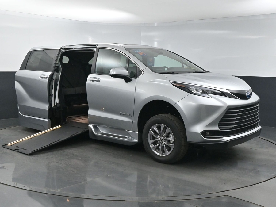 New 2025 Toyota Sienna Hybrid XLE Base - BraunAbility Side Entry Entry In Floor Automatic Ramp