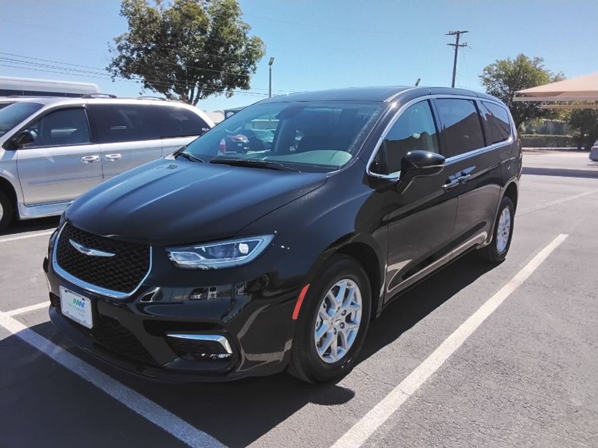 Black Chrysler Pacifica image number 7