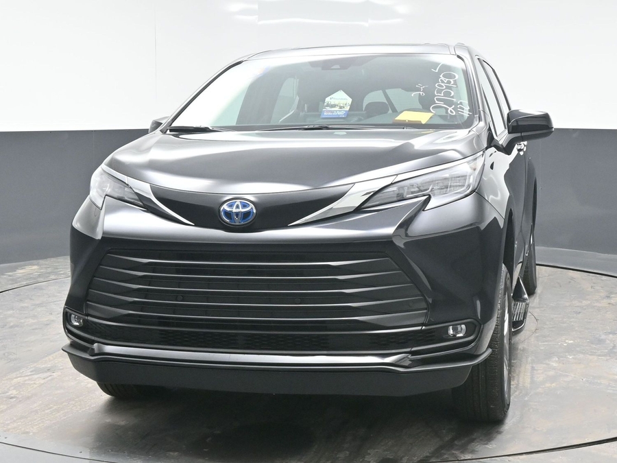 Black Toyota Sienna image number 7