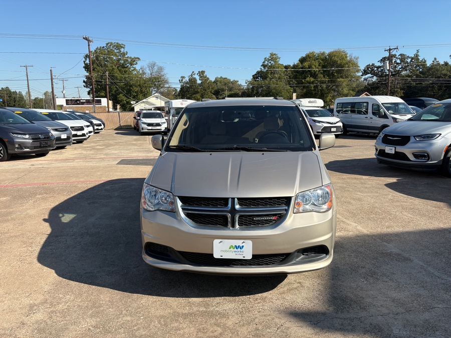 Dodge Grand Caravan color oro con rampa automática integrada en el piso y entrada lateral.