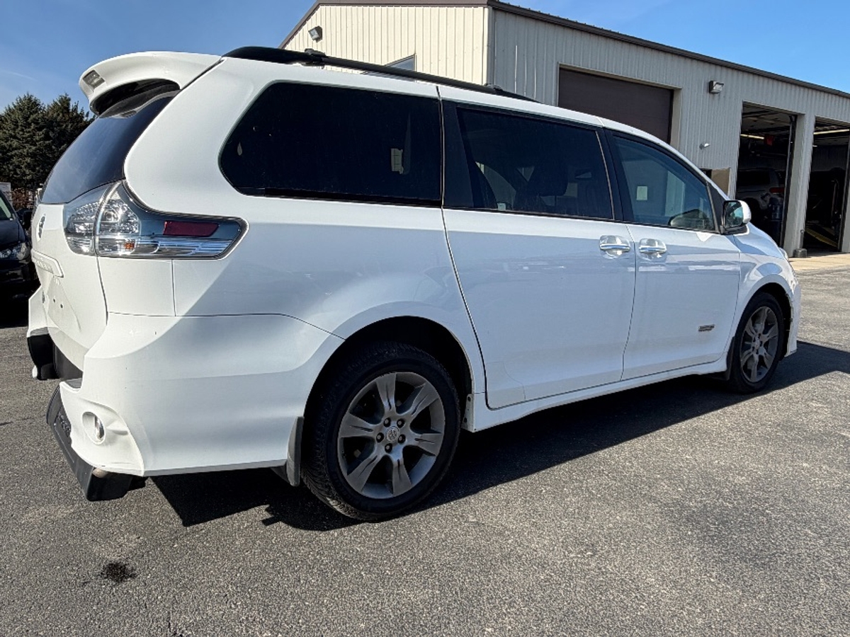 2015 TOYOTA SIENNA - Image 14