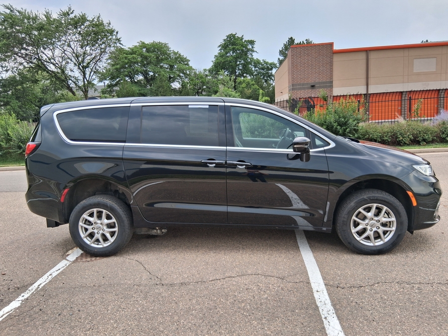 Black Chrysler Pacifica image number 5