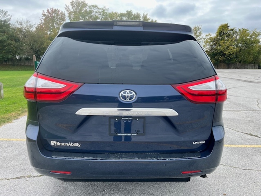 Used 2019 Toyota Sienna Limited - BraunAbility Side Entry Entry In Floor Automatic Ramp