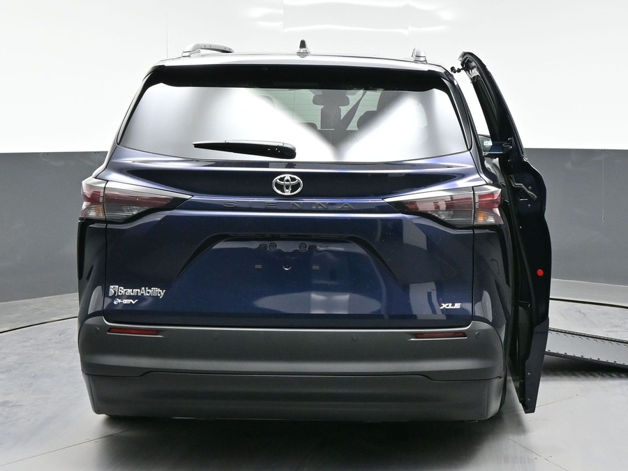 New 2026 Toyota Sienna Hybrid XLE Add - BraunAbility Side Entry Entry In Floor Automatic Ramp