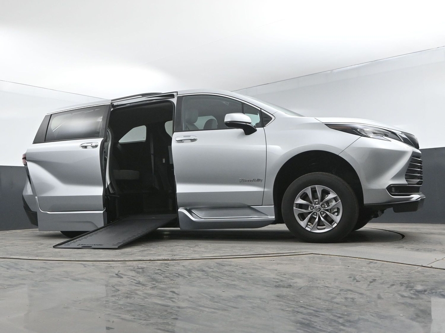 New 2025 Toyota Sienna Hybrid XLE Plus - BraunAbility Side Entry Entry In Floor Automatic Ramp