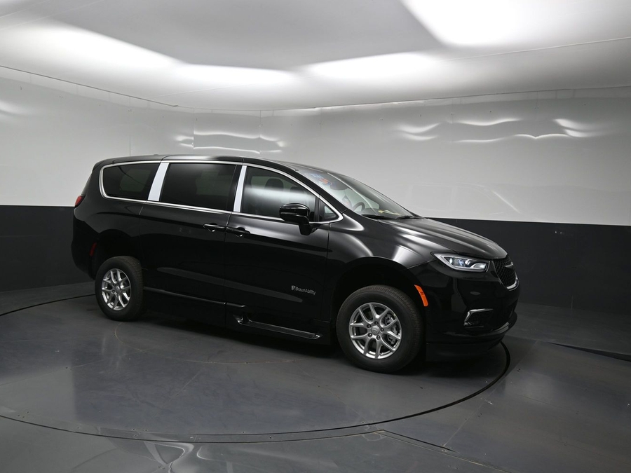 Black Chrysler Pacifica image number 16