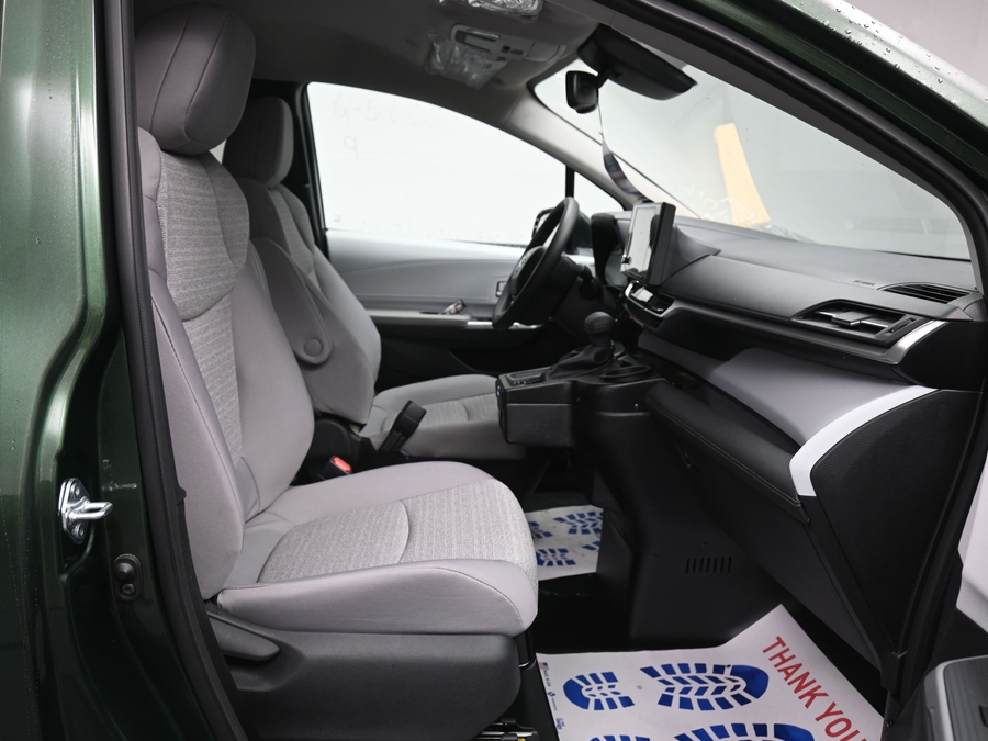 New 2026 Toyota Sienna Hybrid LE - BraunAbility Side Entry Fold Out Automatic Ramp