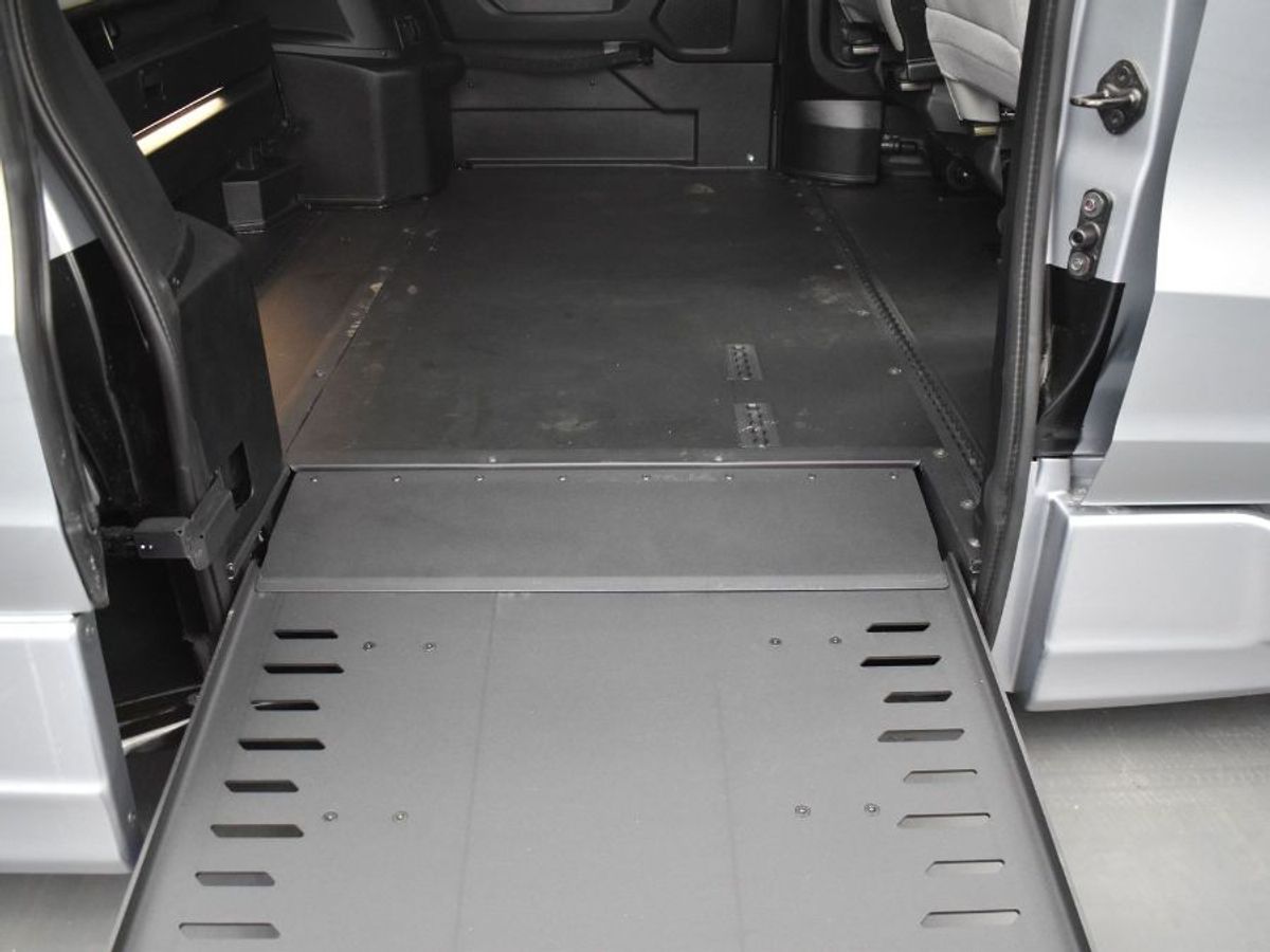 Silver Honda Odyssey image number 2