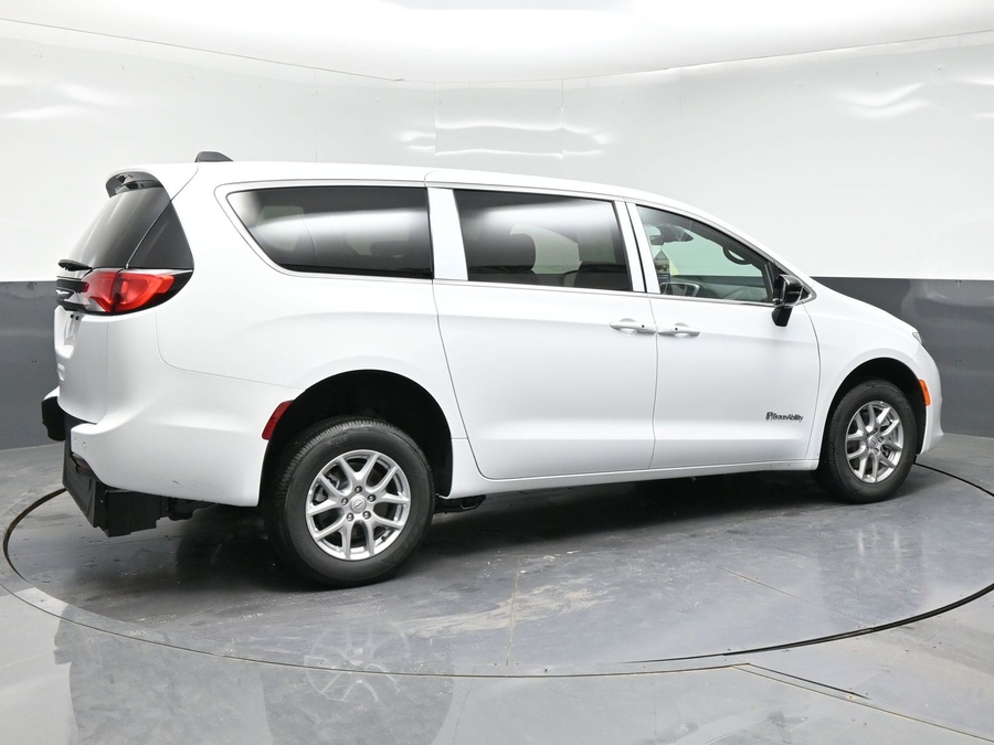 White Chrysler Voyager image number 6