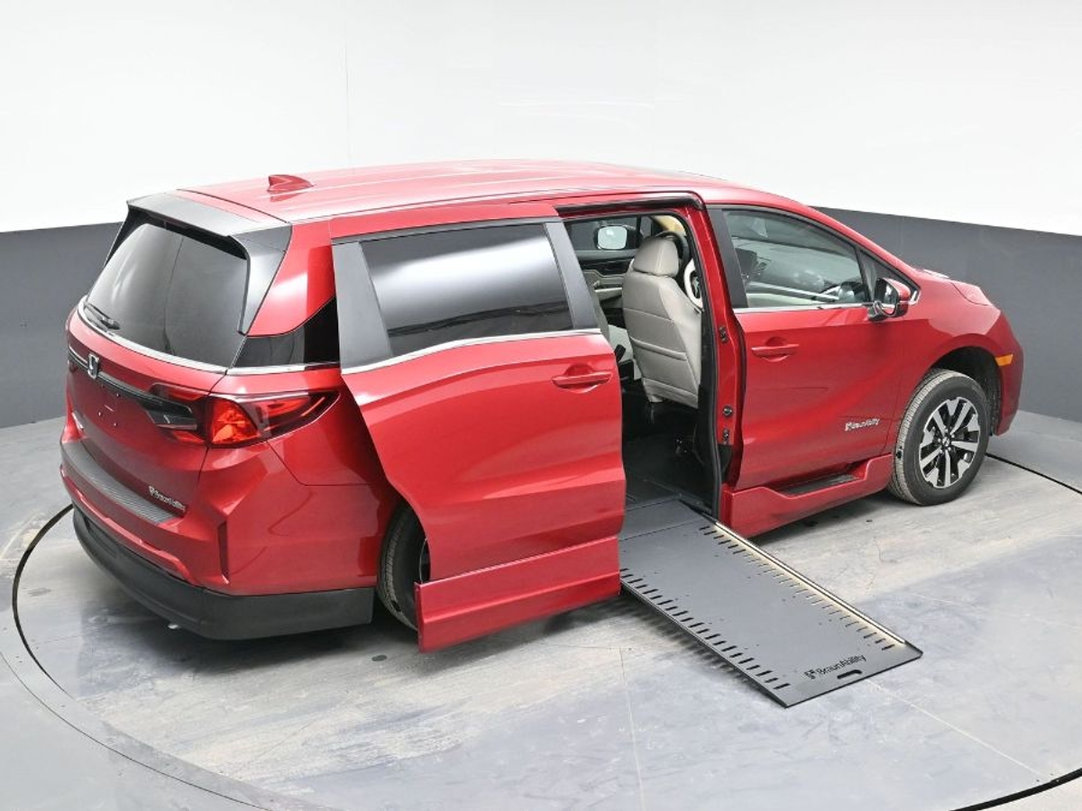 Red Honda Odyssey image number 25