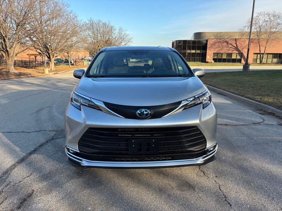 Used 2021 Toyota Sienna Hybrid XLE Base - BraunAbility Side Entry Entry Fold Out Automatic Ramp