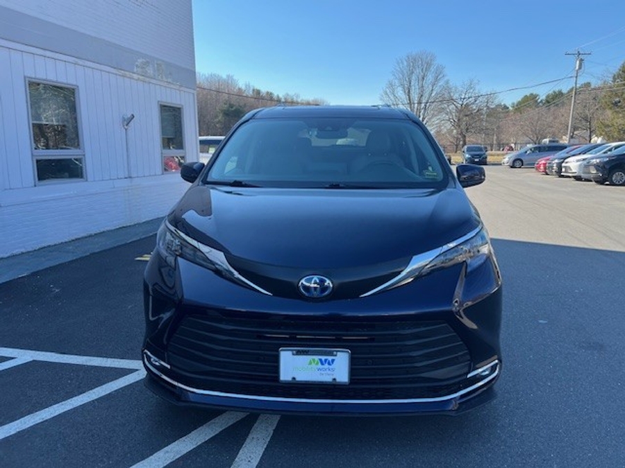 Blue Toyota Sienna image number 3