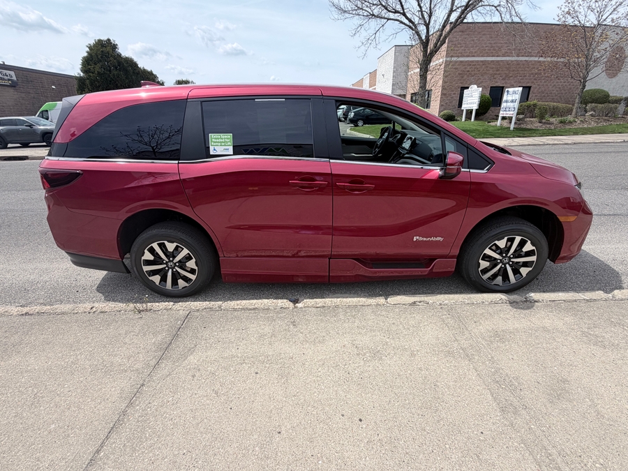 Red Honda Odyssey image number 3
