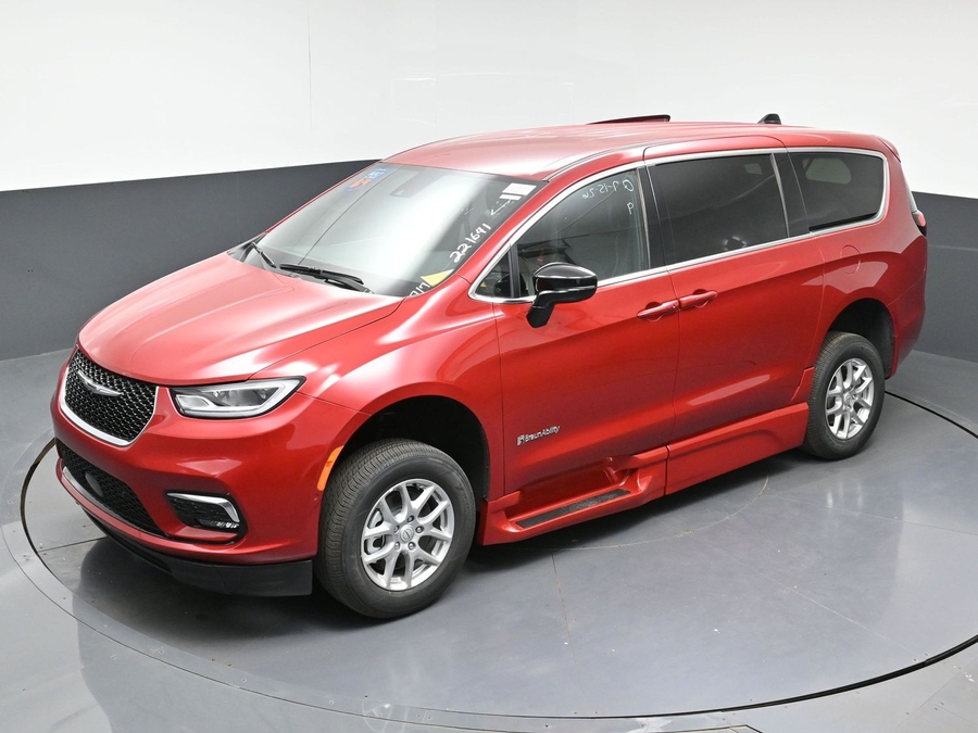 New 2026 Chrysler Pacifica Select Safety - BraunAbility Side Entry In Floor Automatic Ramp