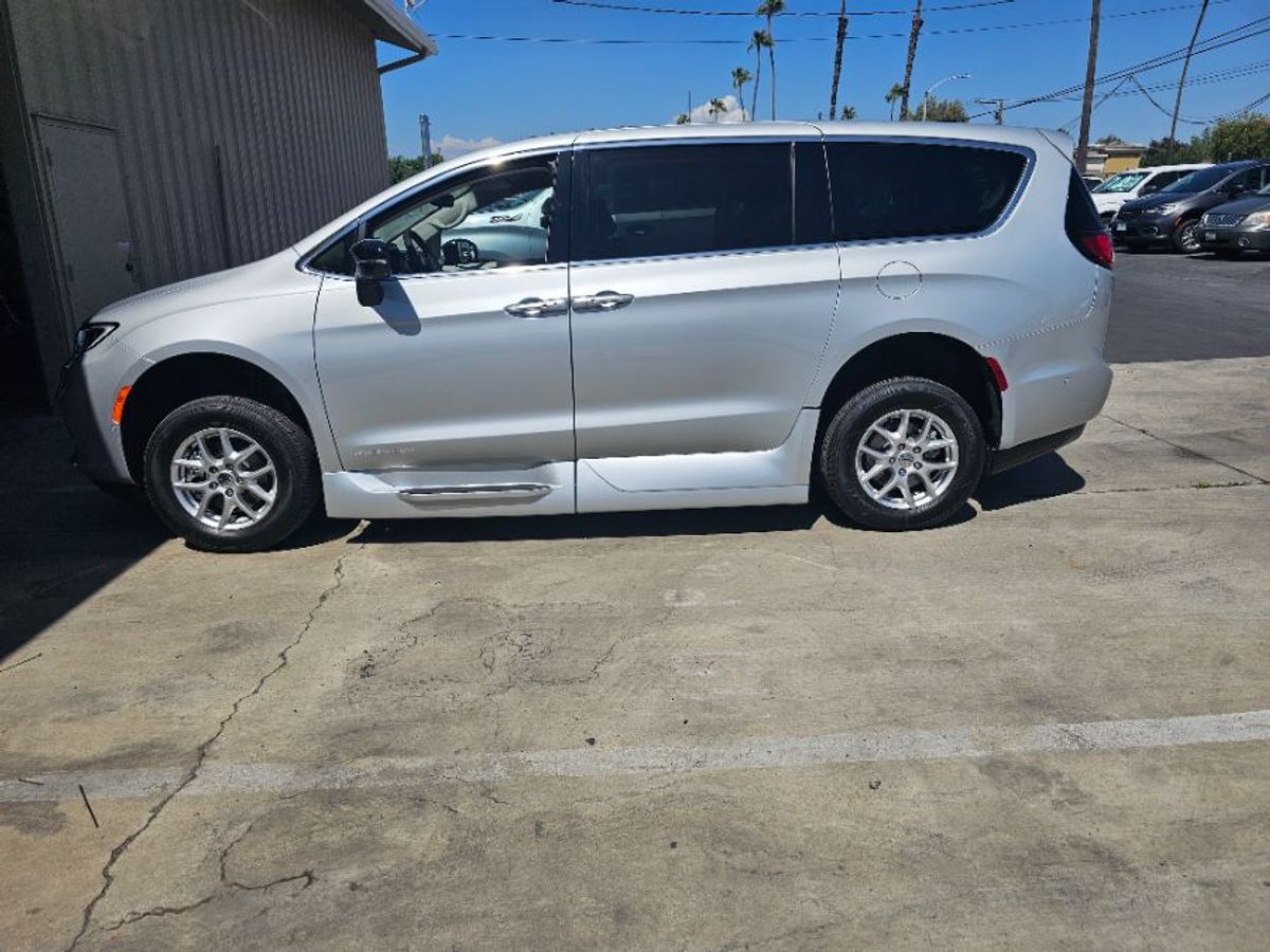 2024 CHRYSLER PACIFICA - Image 2