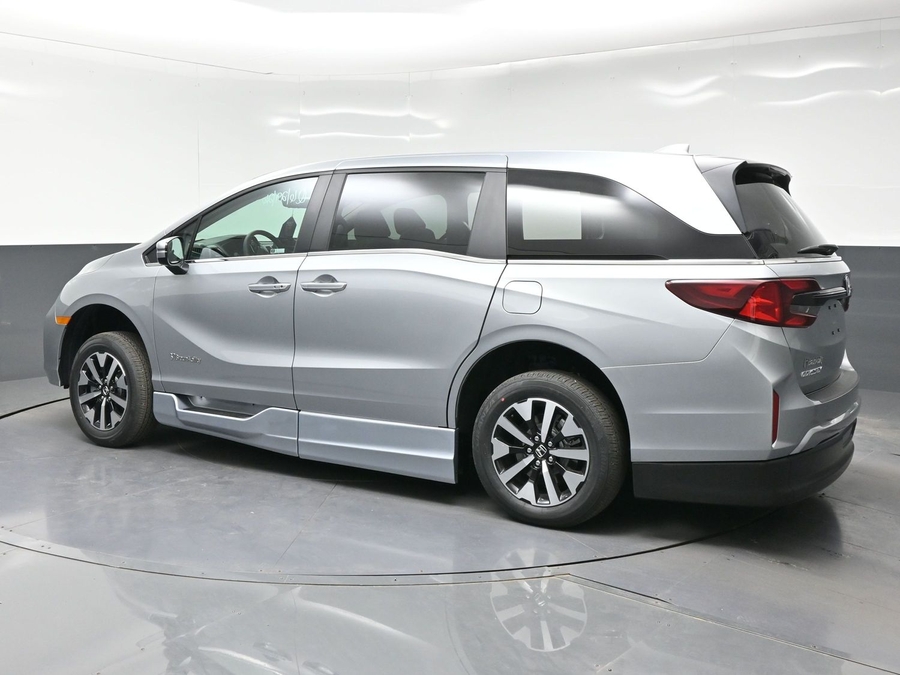 Silver Honda Odyssey image number 1