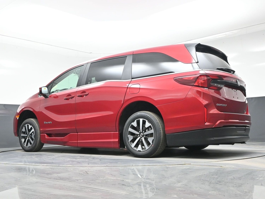 Red Honda Odyssey image number 8