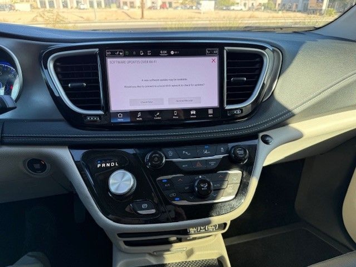 Silver Chrysler Pacifica image number 17