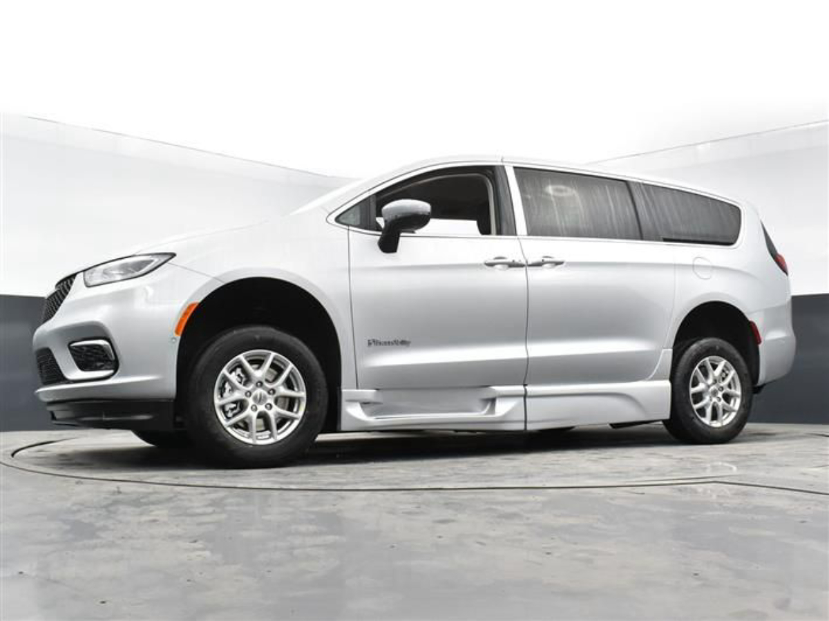 Silver Chrysler Pacifica image number 17