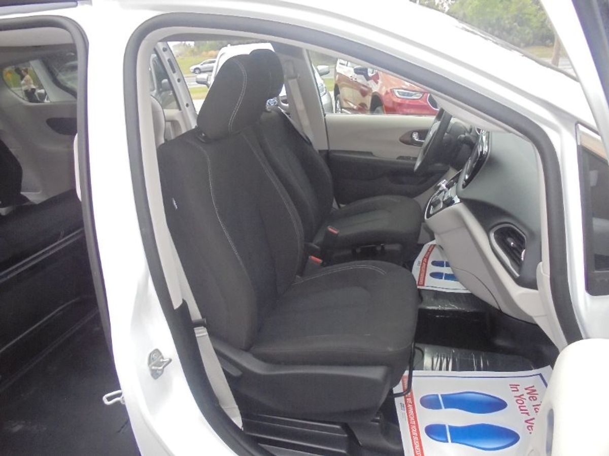 White Chrysler Voyager image number 20