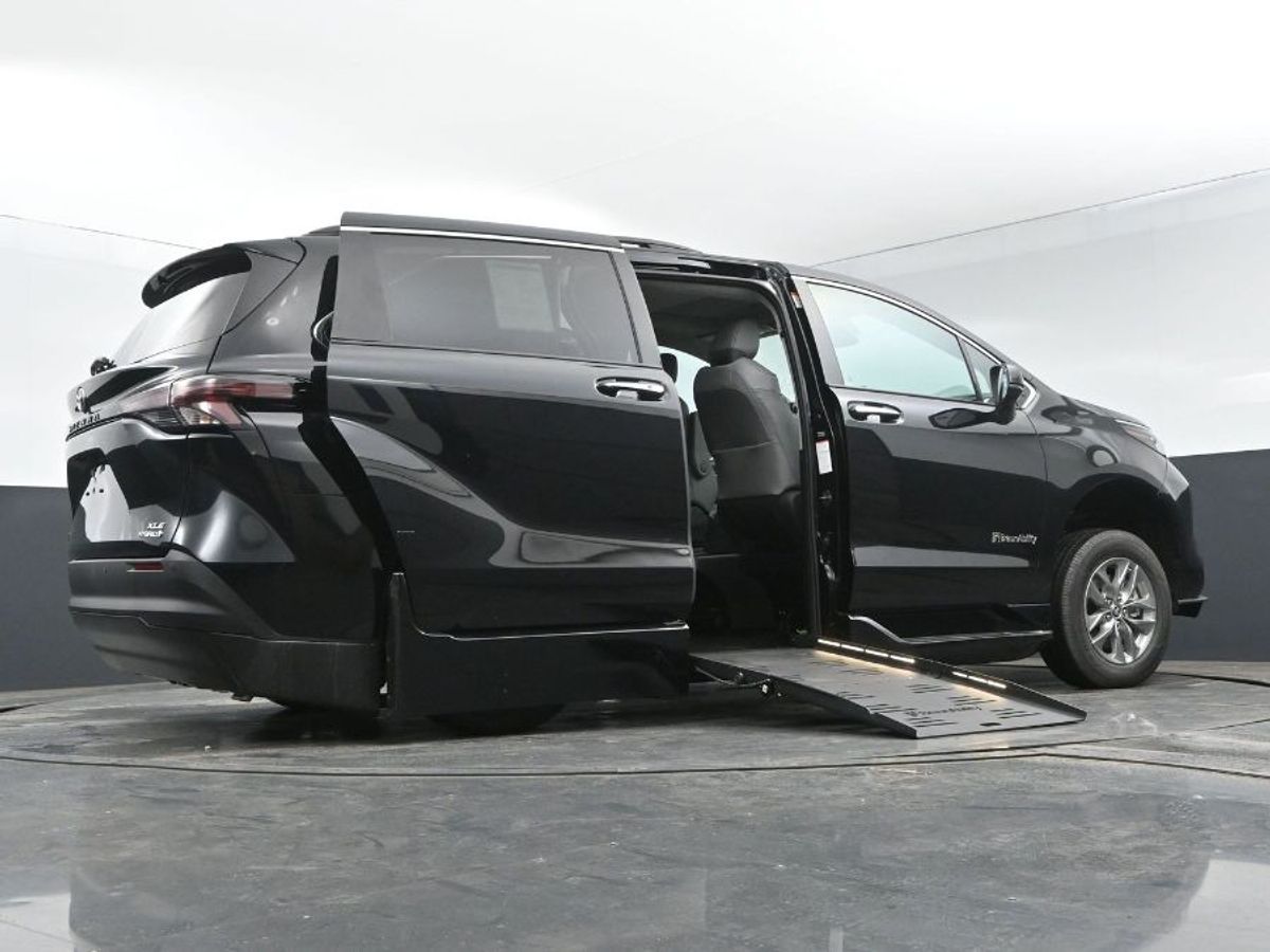 Black Toyota Sienna image number 13