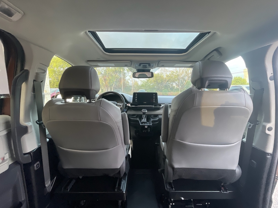  Toyota Sienna image number 11