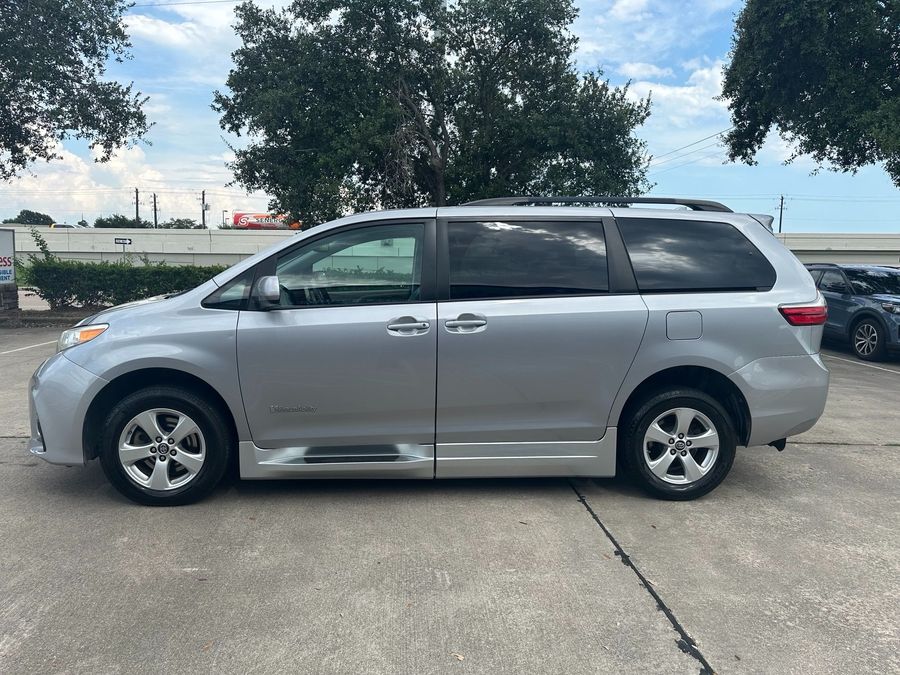 Used 2018 Toyota Sienna LE - BraunAbility Side Entry Entry Fold Out Automatic Ramp
