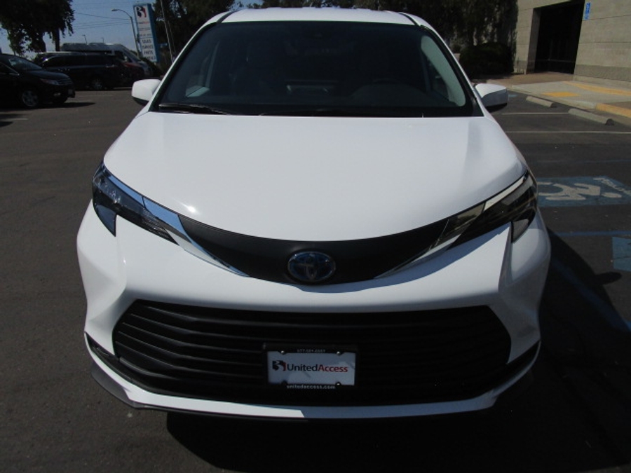 New 2025 Toyota Sienna Hybrid LE - BraunAbility Commercial Rear Entry Entry Fold Out Manual Ramp