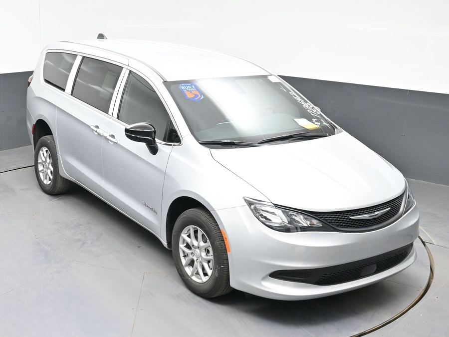 Silver Chrysler Voyager image number 21