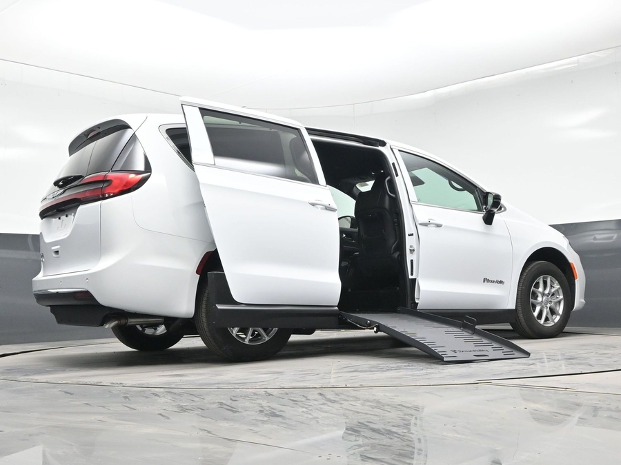 White Chrysler Pacifica image number 21