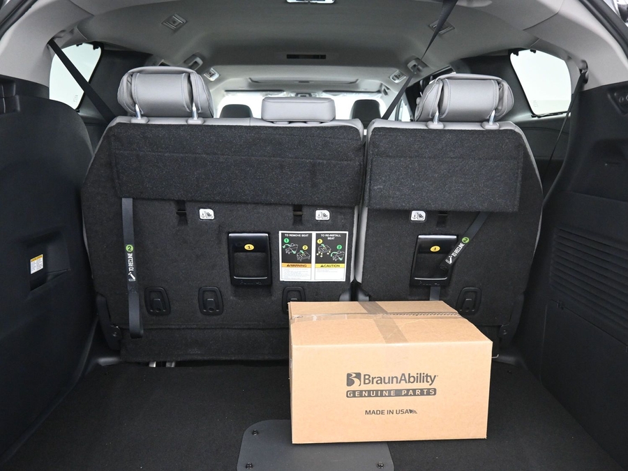 Grey Toyota Sienna image number 13