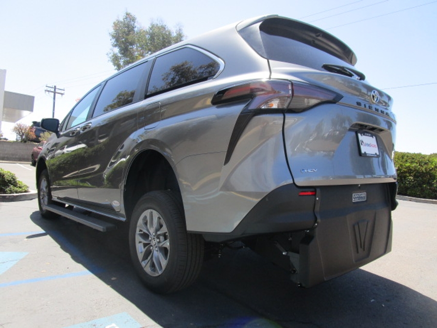 New 2026 Toyota Sienna Hybrid LE - Vantage Mobility Commercial Rear Entry Entry Fold Out Manual Ramp