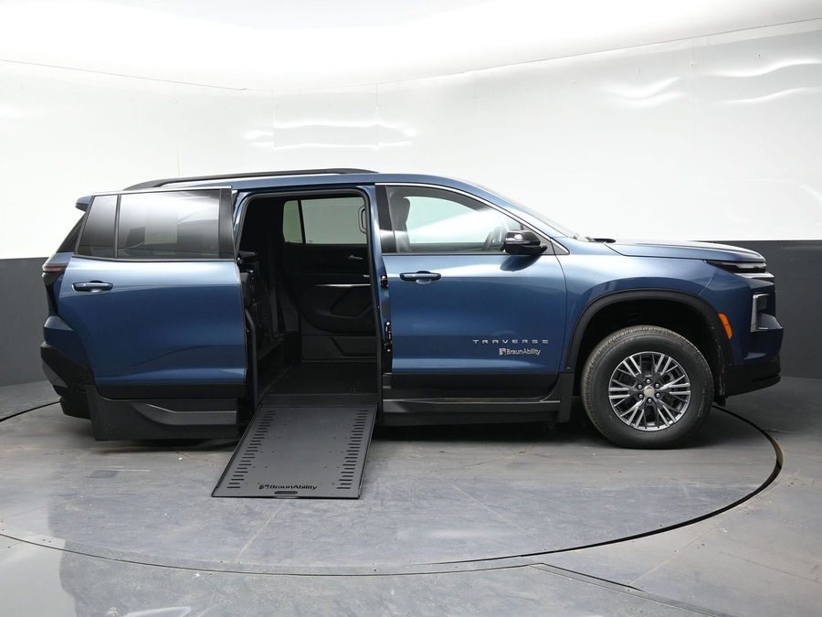 New 2026 Chevrolet Traverse 1LT - BraunAbility Side Entry In Floor Automatic Ramp